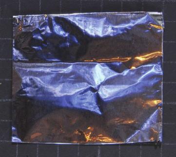Podłoża niechłonne: nieklejąca strona taśmy samoprzylepnej koloru brązowego, płytka szklana, spożywcza folia aluminiowa, przezroczyste plastikowe pudełko,
