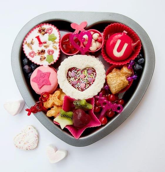 3. BENTO - LOVE BOX Bento to tradycyjny japoński posiłek "to go", zwykle przygotowywany jako drugie śniadanie.