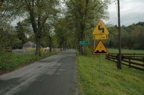 Na całej długości przebudowa drogi przebiega w granicach istniejącego pasa drogowego i działek będących własnością powiatu kłodzkiego.