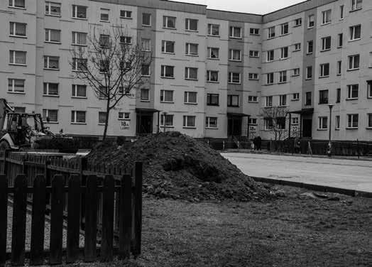 Zarówno od strony ulicy Katowickiej i głównej ulicy Hutniczej, jak i od wejść do klatek, parkingu, budynek wygląda jak nowy.