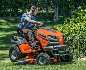Traktor TC ze zintegrowanym koszem na trawę to dobry wybór dla tych, którzy kładą wyjątkowy nacisk na estetyczne rezultaty pracy i zbieranie ścinków trawy, liści i innych resztek roślinnych.