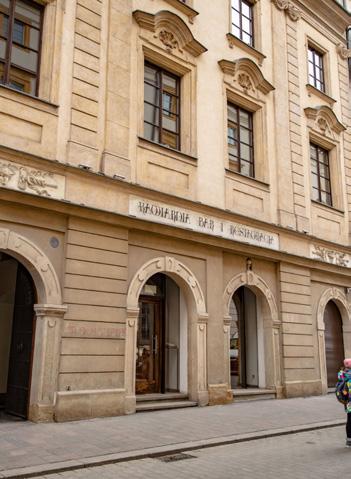 KRAKOWSKI RYNEK NIERUCHOMOŚCI HOTELE 4 HOTELE Na koniec 08 roku w mieście istniało 64 pokoi hotelowych.
