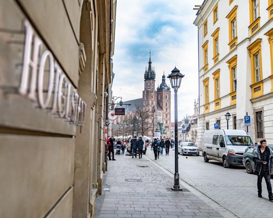 5 KRAKOWSKI RYNEK NIERUCHOMOŚCI HOTELE 6 HOTELE STRUKTURA RYNKU HOTELOWEGO W KRAKOWIE Według najnowszych danych STR Global, obłożenie pokoi hotelowych w 08 roku utrzymało się na stabilnym poziomie.