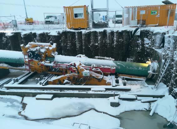 FOT. 2. Stacja Pipe Thruster w komorze startowej wiercenie nr 1 Firma PPI CHROBOK S.A. zaproponowała wykonanie przekroczeń w alternatywnej technologii Direct Pipe.