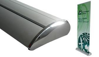 Wydruk na banerze blockout bez efektu zawijania się boków. Stabilna aluminiowa kaseta ba dwa banery eksponowane z dwóch stron. Maszt stabilny z grubościennego aluminium.