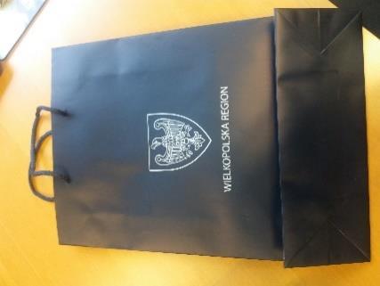 17 cm x 5,5 cm x 2,3 cm (+/- 10%) Tampodruk lub sitodruk na powierzchni długopisu, pióra i opakowania drewnianego. Zestawienie znaków: 4 logotypy oraz slogan dostarczy Zamawiający.