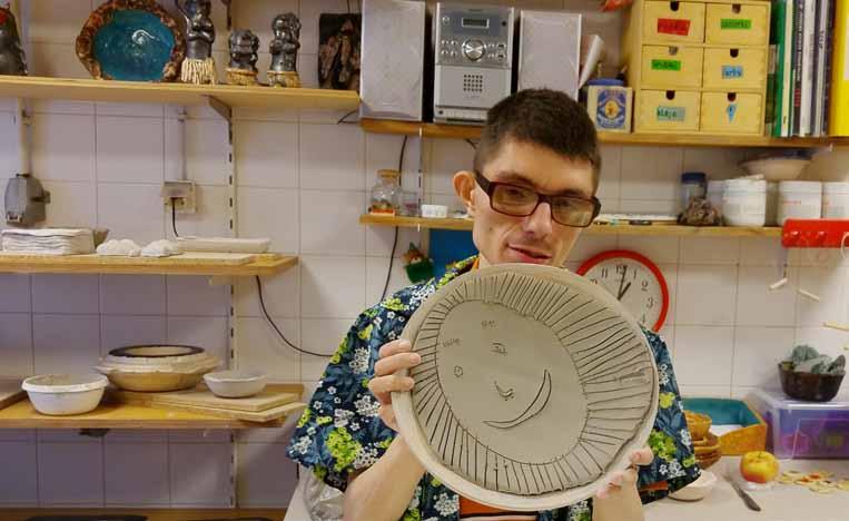 Do wspólnej aktywności zapraszamy również inne osoby, dla których organizujemy edukacyjne warsztaty ceramiczne. Ceramiczne wyroby można zobaczyć i zamówić na stronie www.ceramika.tecza.