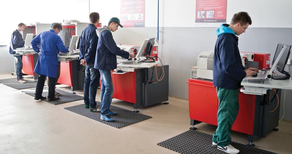 Tokarki i frezarki dydaktyczne CNC FESTO EMCO, oprogramowanie w językach