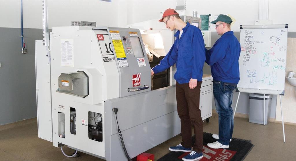 Tokarka przemysłowa sterowana numerycznie, 3 i 4-osiowe frezarskie centra obróbcze programowane w języku Fanuc,