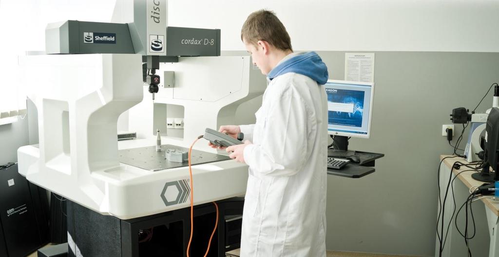 Defektoskop ultradźwiękowy, defektoskop wiroprądowy. Mikroskop metalograficzny z kamerą.