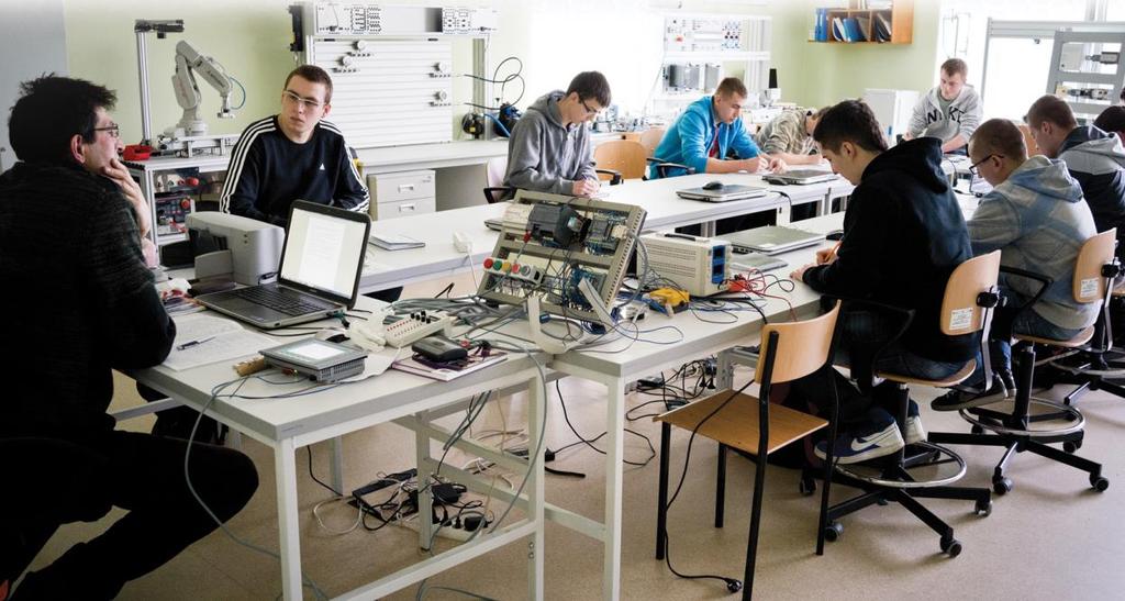 Roboty dydaktyczne i przemysłowe, sterowniki PLC, mikrokontrolery, zestawy pneumatyczne,