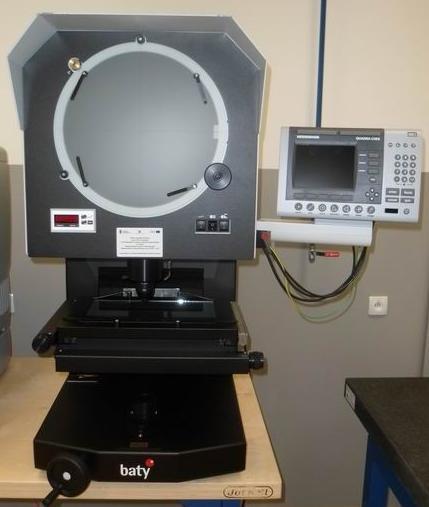 Laboratorium metrologii wspomaganej komputerowo Projektor pomiarowy Baty SM350 Cechy urządzenia: ekran 340mm obiektywy x10, x25, x50, x100 odczyt położenia w osiach X i Y cyfrowy kątomierz ekranowy