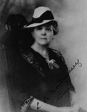 Lucy Maud Montgomery ANIA Z ZIELONEGO WZGÓRZA Gdy Maryla i Mateusz Cuthbertowie decydują się przygarnąć chłopca z sierocińca,