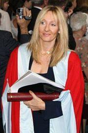 Joanne Kathleen Rowling HARRY POTTER I KAMIEŃ FILOZOFICZNY Harry Potter, sierota i podrzutek, od niemowlęcia wychowywany był przez ciotkę