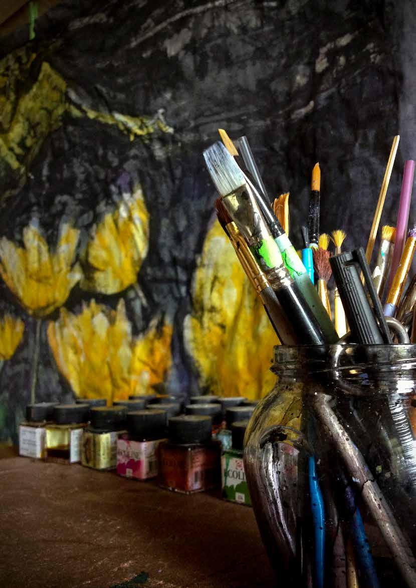 Batik zrodził się w miejscach odległych i egzotycznych. Znany był już w starożytności technikę tę stosowano w Egipcie, Indiach, Chinach czy Japonii.