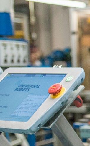 spawanie, wytłaczanie, nitowanie, wkręcanie i szlifowanie. Zadania związane głównie z obsługą maszyn obejmują robota UR ładującego nieprzetworzone elementy do maszyny.