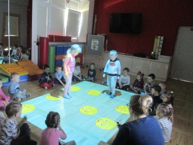 Pierwszym z nich, było odgadnięcie poprzez dotyk narzędzi ogrodniczych zamkniętych w Magicznym Pudełku. Dzieci poradziły sobie bez problemu!