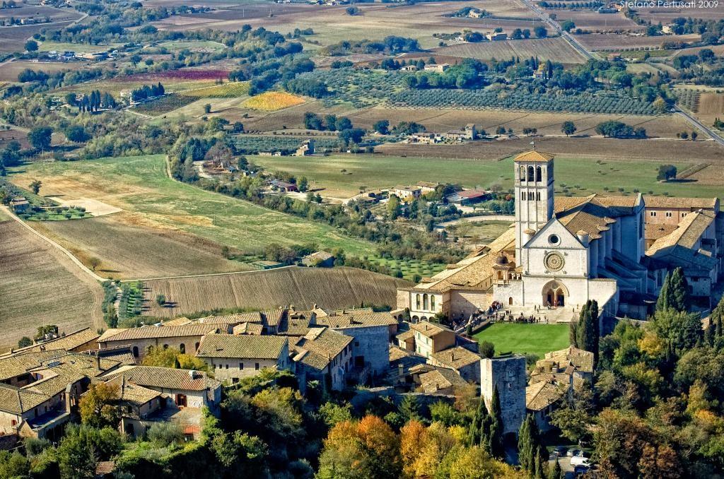 2 dzień - w godzinach porannych przyjazd do miejscowości Spiazzi gdzie znajduje się sanktuarium Madonna della Corona-zwiedzanie.