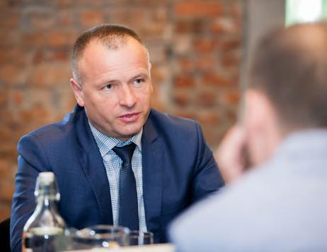 KLIENCI BRANŻY IT W dużych firmach, być może, potrzebne jest odrębne stanowisko dla osoby odpowiedzialnej za całość cyfrowej transformacji. U nas w której zatrudniamy ok.