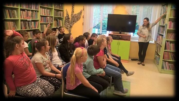Uczniowie przybyli na spotkanie, aby dowiedzieć się jakie zbiory posiada biblioteka, jak są poukładane książki w każdym z