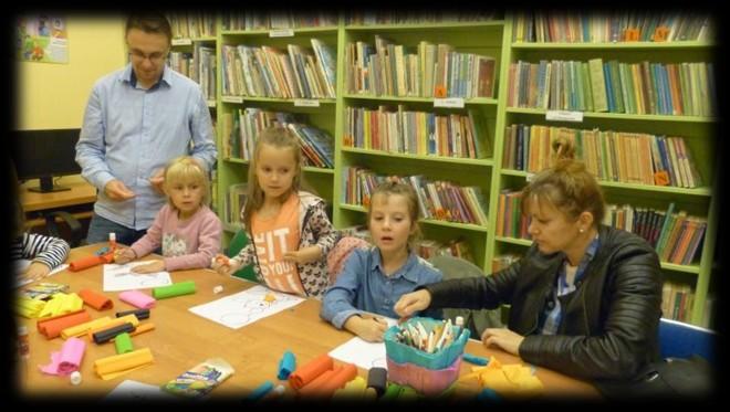 Spotkania bienie wyklejanki z bibuły oraz pokolorowanie obrazka.