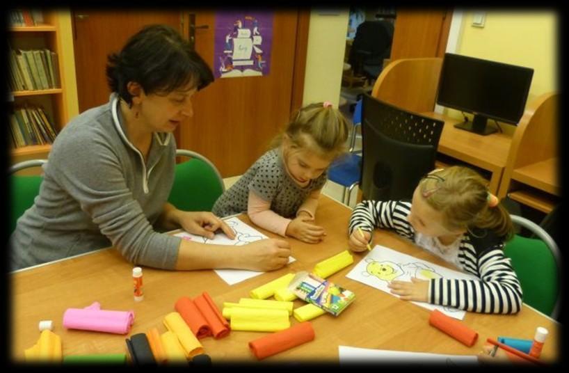 tylko dzieciom, ale także ich rodzicom. Pierwsze spotkanie odbyło pod hasłem: E.Sochacka Podróże w dziecięcy świat.
