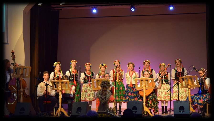 kultury ludowej. Dnia 24 września na sali widowiskowej GOKiS wystąpiło 10 zespołów ludowych min.