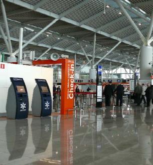 Infrastruktura Lotniska Chopina Self check in Self check-in polega na wypełnieniu