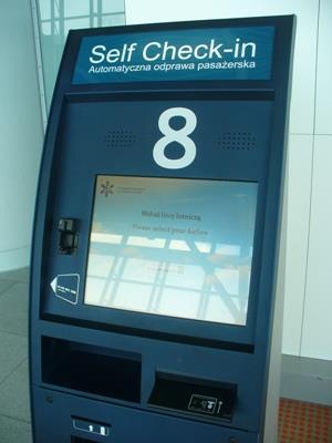 Pierwsze kioski self check-in na Lotnisku Chopina wrzesień 2008 r.
