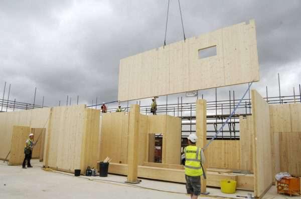 CLT - cross laminated timber To wielkoformatowe masywne panele powstające z krzyżowo klejonych