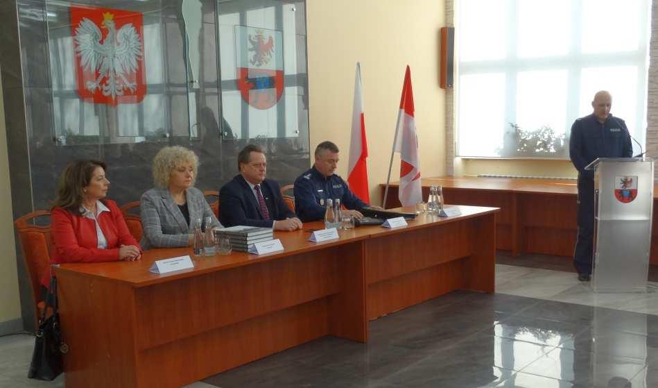 Odprawa roczna węgrowskich policjantów z ministrem i szefem mazowieckich funkcjonariuszy W piątek, 8 lutego, w budynku Starostwa Powiatowego w Węgrowie odbyła się odprawa służbowa z udziałem