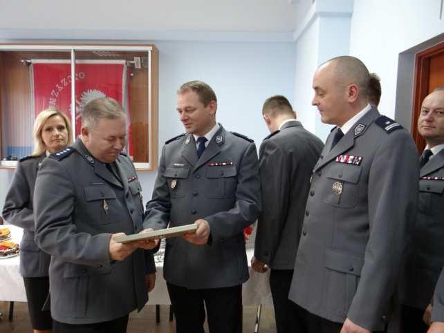 Odszedł na zasłużoną emeryturę po 28 latach służby w mazowieckiej i radomskiej komendzie. Podczas wieloletniej pracy z poświęceniem dbał o bezpieczeństwo mieszkańców naszego powiatu.