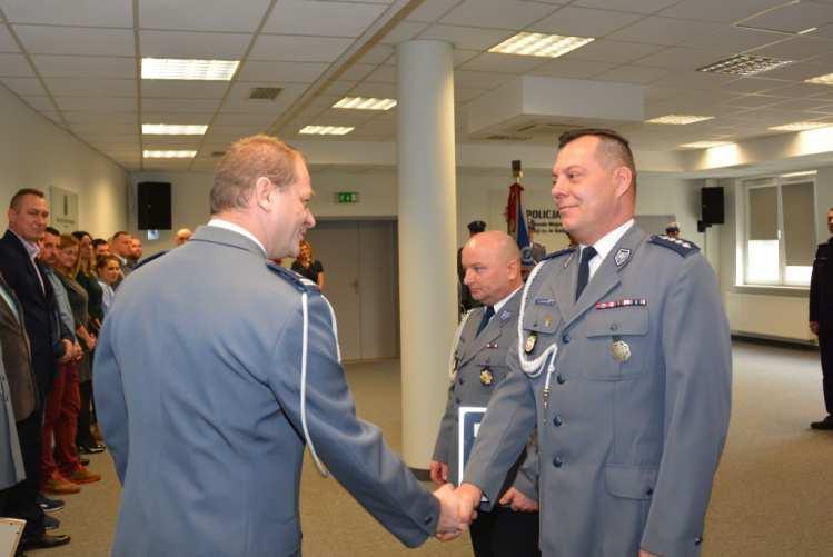 procentować w codziennej służbie. Do podziękowań dołączyli się także obecni na uroczystości przedstawiciele Komendy Głównej Policji: Naczelnik Wydziału ds.
