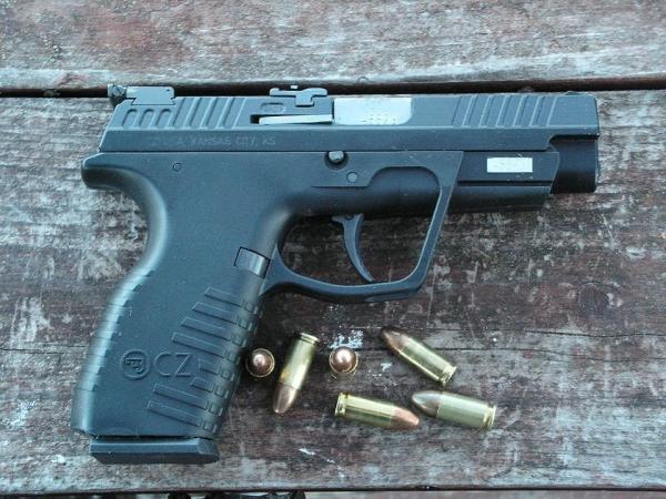 Pistolet bojowy CZ 100 kaliber 9 x 19 Para Niedawno, podczas pobytu na strzelnicy, w dłoni jednego z obecnych strzelców, zauważyłem rzadk o spotykany pistolet, czeski CZ 100.