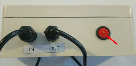 Po poprawnym podłączeniu, przełącz przełącznik w pozycję [I] Kiedy przełącznik jest pozycji [I], sprawdź czy kamera jest w trybie pracy świadczy o tym czerwony wskaźnik LED pod obiektywem[może migać
