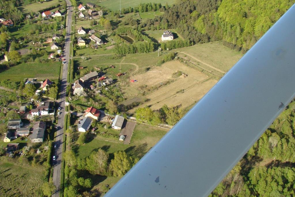 w rejonie lądowiska. Przed lotem w dniu wypadku w zbiorniku śmigłowca pozostało około 500 litrów paliwa zatankowanego jesienią ubiegłego roku.