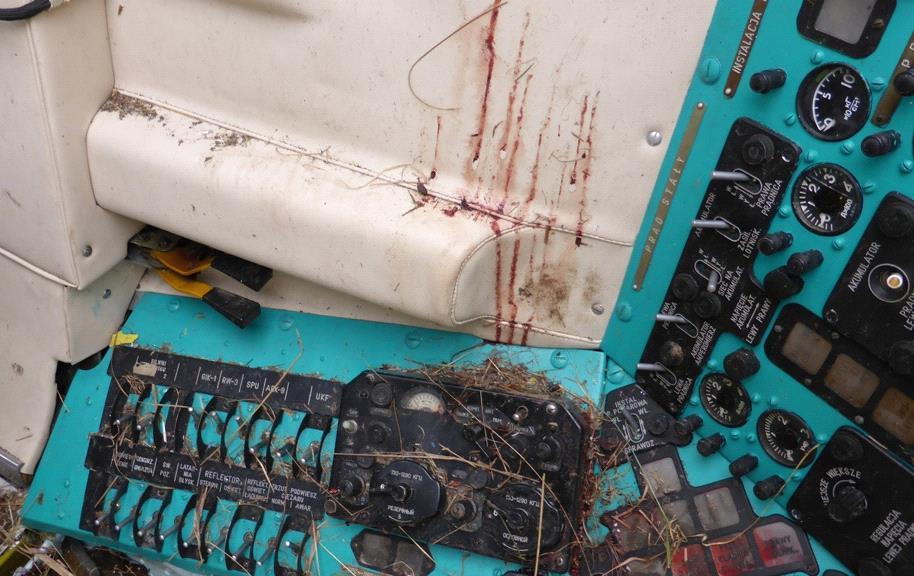 O fakcie, że pilot nie zamierzał prowadzić korespondencji może świadczyć niewłączenie przełącznika UKF na lewym górnym pulpicie i nieustawienie przełącznika rodzaju pracy na pulpicie SPU w położenie