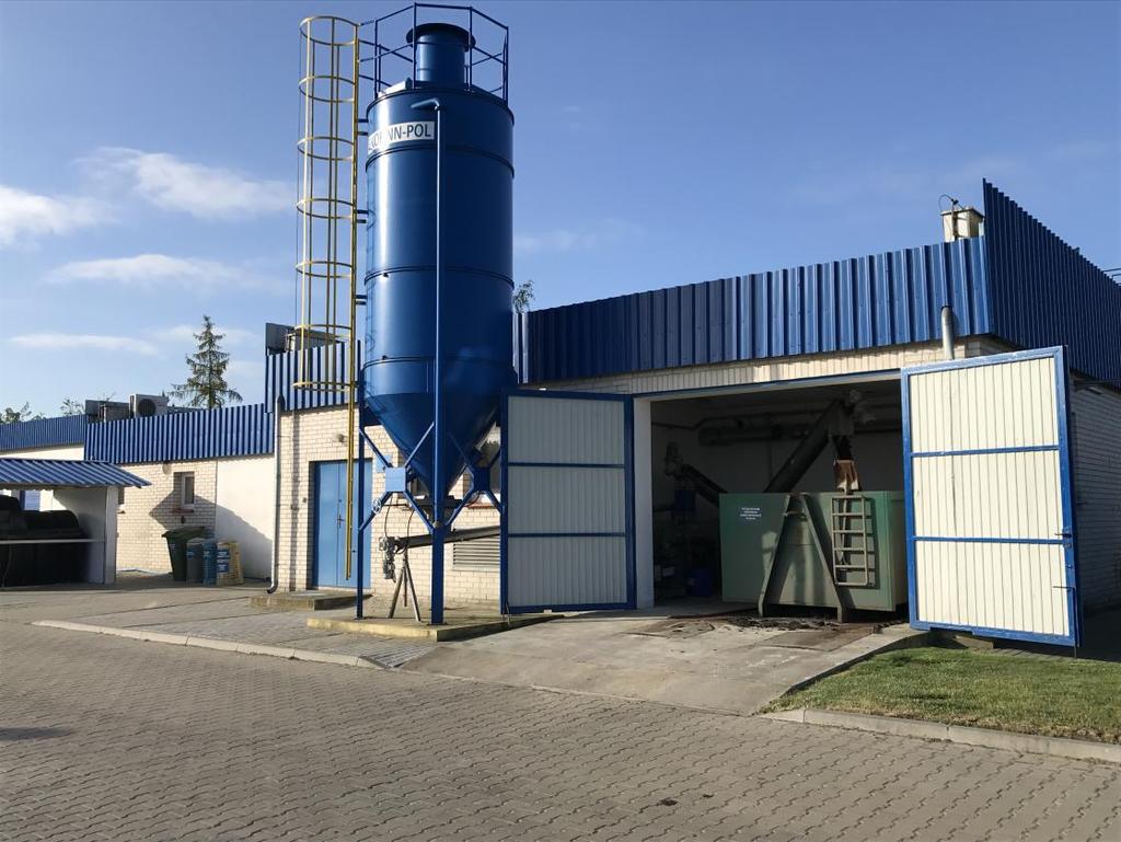 8 Budynek socjalno-techniczny - ściana północna, pomieszczenie kontenera na osad,