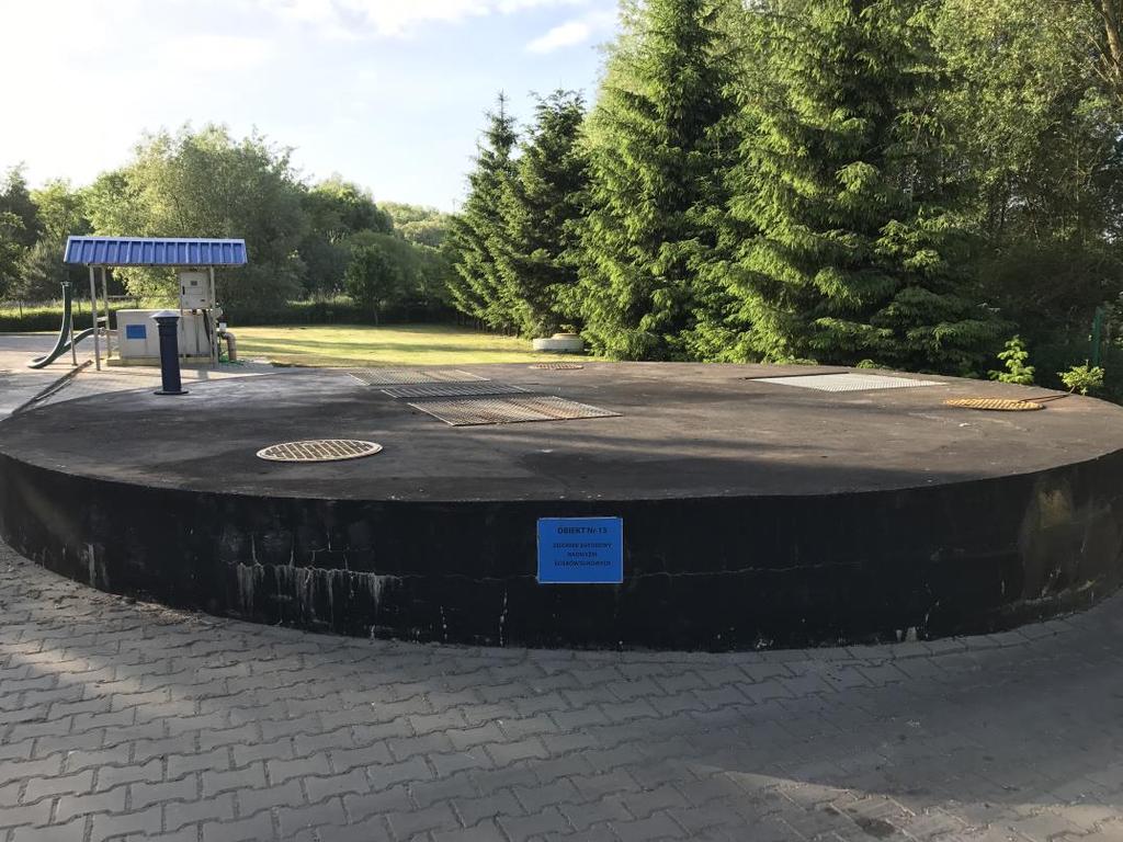 14 Zbiornik buforowy, w tle automatyczna stacja