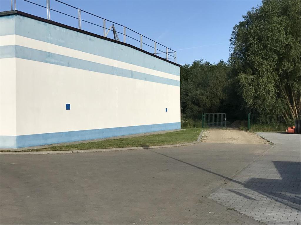 Fot. 31 Ściana północna istniejących bioreaktorów, wjazd na