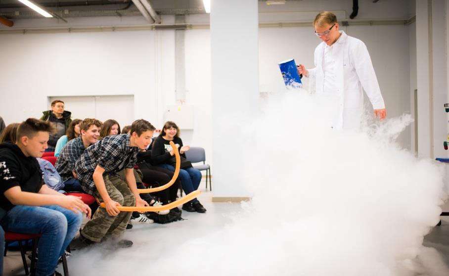 Limit miejsc: 50 osób WARSZTAT, 10:45-11:45, 12:00-13:00, 13:15-14:15 Chemiczne światła drogowe WARSZTAT, 10:45-11:45 Głośnik z rzeczy, które znajdziesz w domu Koło Naukowe Konstruktor, Politechnika