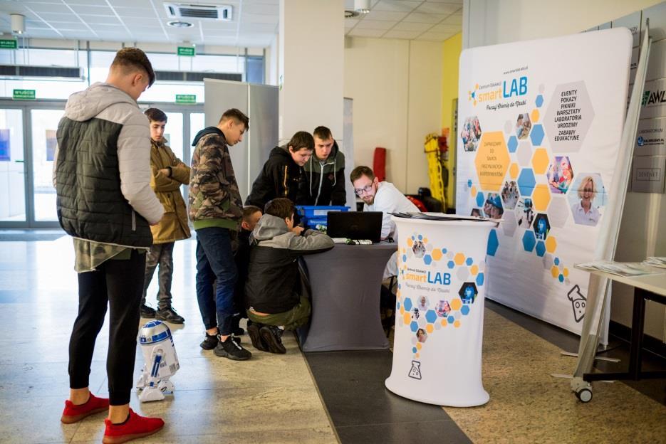 Warsztaty z podstaw robotyki są idealnym polem do nauki podstaw mechaniki, fizyki, elektroniki i myślenia projektowego.