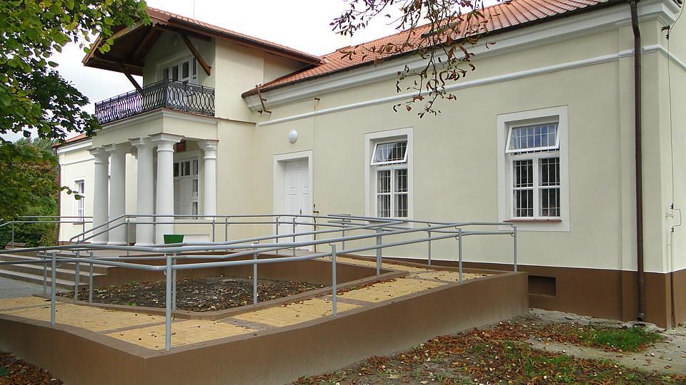 Pozostałe obiekty kulturowo-zabytkowe to: "Antoniówka" w Brwilnie - oryginalna piętrowa budowla drewniana położona na skarpie