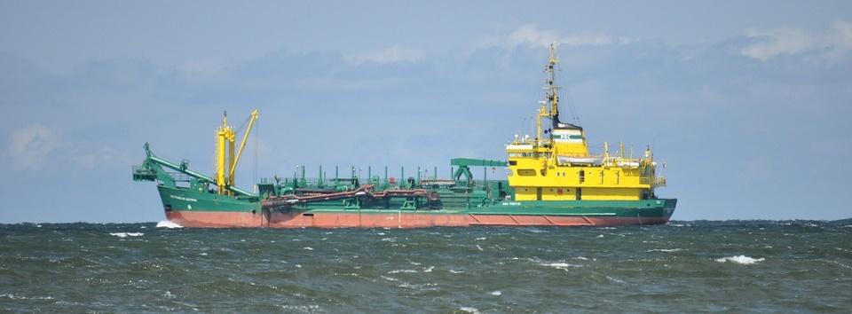 Transport morski i trasy żeglugowe Ograniczenie żeglugi statków Ryzyko kolizji na morzu Omijanie lub krzyżowanie tras jeśli to możliwe pod kątem prostym Wykonana analiza ruchu statków; uwzględniono