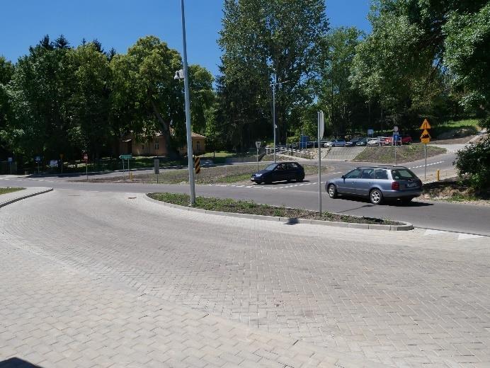 przystankowej i wiaty na rowery. Projekt obejmuje budowę trzech węzłów przesiadkowych P&R w m. Jastków, Tomaszowice Kolonia, Smugi oraz B&R w m.: Jastków, Tomaszowice Kolonia i Smugi.