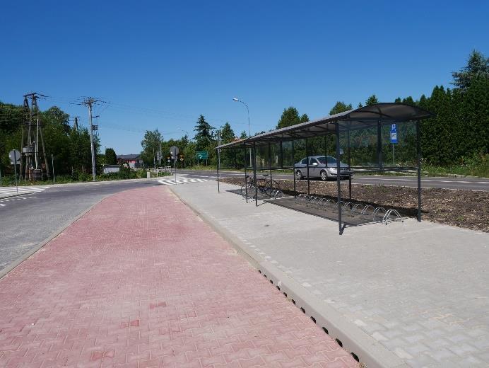 Budowę chodników przy drodze wojewódzkiej nr 830 w miejscowości: Dąbrowica, Płouszowice Kolonia wraz z 12 zatokami postojowymi (oddane do użytku) oraz wzdłuż drogi powiatowej Nr 2418L Lublin Snopków.