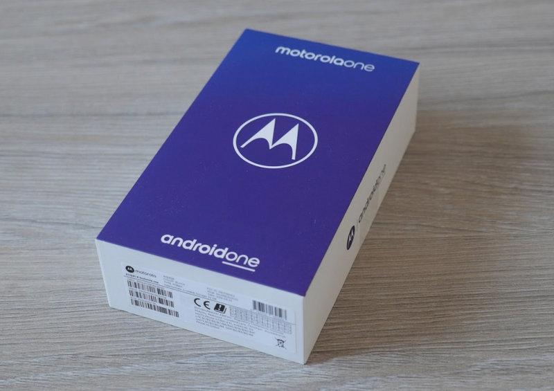 Dlatego też nie niczym dziwnym, że Motorola One posiada wcięcie w ekranie oraz podwójny aparat.