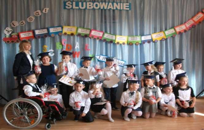 taneczne 5 Pasowanie na ucznia 6 Dzień Nauczyciela 7 Wyróżnienie w