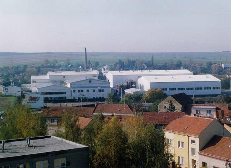1992 Budowa pierwszej linii produkcyjnej Pierwszą linię produkcyjną w czeskiej miejscowości Bučovice uruchomiono w 1992 r.