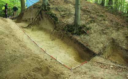 Wach) Fosa I (W2), leżąca na południe od Wału I i na północ od Wału II miała 5 m szerokości i głębokość 80 cm od strony wschodniej oraz 1,5 m od strony zachodniej.